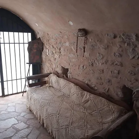 το πυργοσπιτο τησ αννεζουλασ Annezoula's Castle *