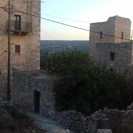 το πυργοσπιτο τησ αννεζουλασ Annezoula's Castle بيت للعطل