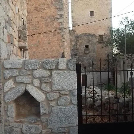 το πυργοσπιτο τησ αννεζουλασ Annezoula's Castle بيت للعطل