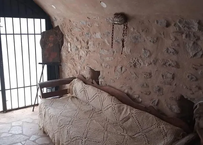 το πυργοσπιτο τησ αννεζουλασ Annezoula's Castle *